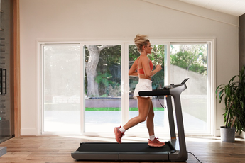 WalkingPad X218 loopband vrouw die hardloopt in zijaanzicht