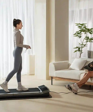 Man en vrouw gebruiken KingSmith WalkingPad Z3 Just Walk in woonkamer