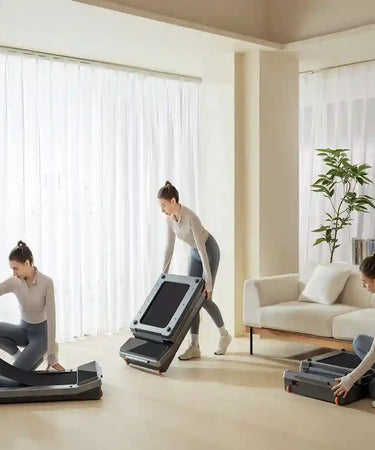 KingSmith WalkingPad Z3 Just Walk loopband wordt ingeklapt en opgeborgen bij bank