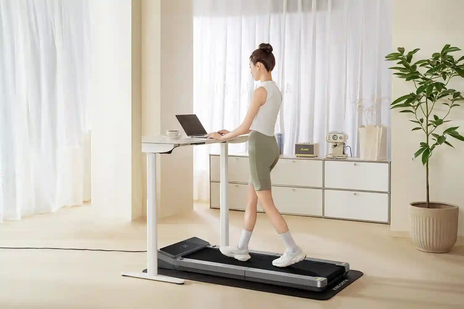 Vrouw loopt op KingSmith WalkingPad Z3 Just Walk in woonkamer zijaanzicht