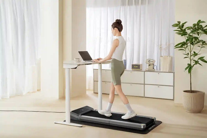 Vrouw loopt op KingSmith WalkingPad Z3 Just Walk in woonkamer zijaanzicht