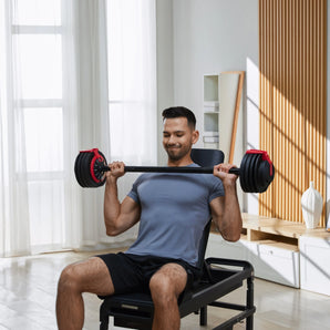 Kingsmith Adjustable Dumbbells in de woonkamer met een man zittend op een bank