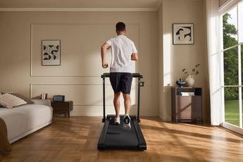 Kingsmith walkingpad cls460 met incline man die harloopt achteraanzicht