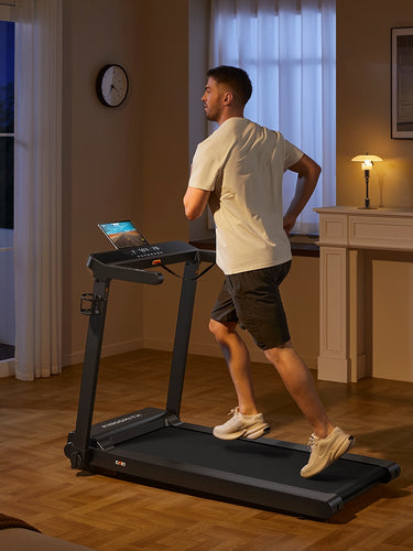 kingsmith walkingpad cls460 incline man die harloopt op loopband in de avondlicht