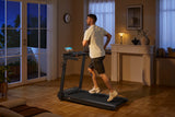 kingsmith walkingpad cls460 incline man die harloopt op loopband in de avondlicht