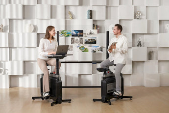 Vooraanzicht van de WalkingPad W1B Office Bike tijdens het werken in de woonkamer