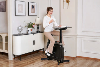 Zijaanzicht van WalkingPad W1B Office Bike in de woonkamer met koffie tijdens gebruik