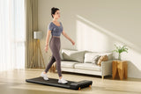 Kingsmith WalkingPad A1 Plus loopband zijaanzicht in de woonkamer